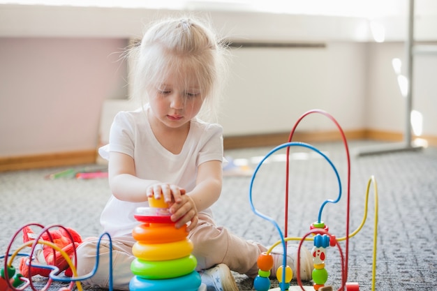 Bambino concentrato trascorrere del tempo con i giocattoli