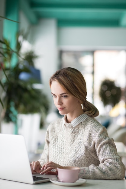 concentrated lunch businesswoman white typing