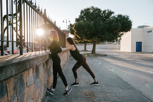 Foto gratuita modello concentrato che lavora in strada