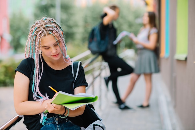 Концентрированный студент с книгой