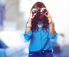 Free photo concentrated teen using her binoculars