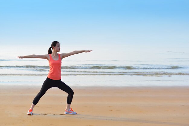 해변에서 운동 집중된 여자