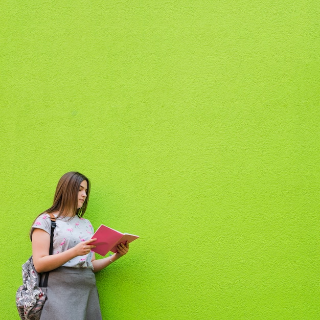 Free photo concentrated woman studying material