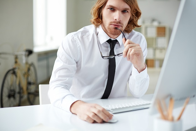 Free photo concentrated worker thinking over financial results