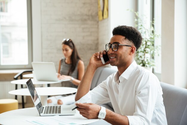 Coworking 앉아 집중된 젊은 아프리카 남자