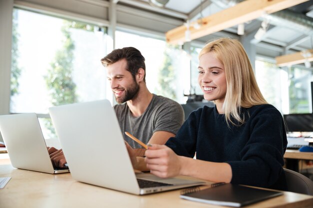 젊은 동료 사무실 coworking에 앉아 집중