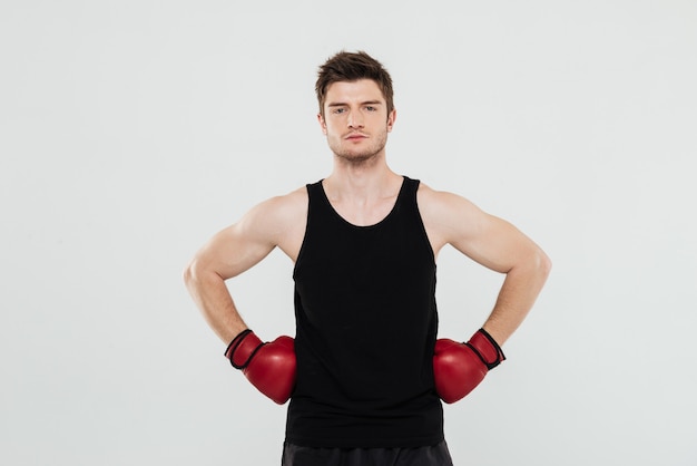 Free photo concentrated young sportsman boxer