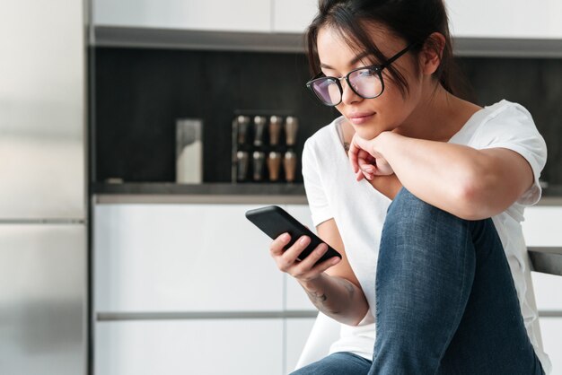 電話でおしゃべりする若い女性を集中しました。