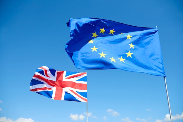 Foto gratuita concetto di bandiere brexit all'esterno