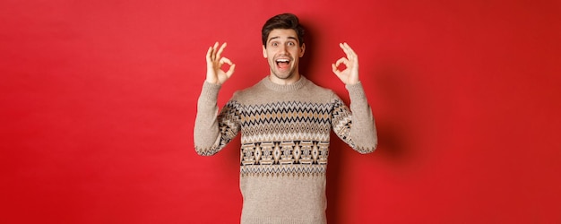 クリスマスのお祝いの冬の休日とライフ スタイルのコンセプト セーターを着たハンサムな男の肖像