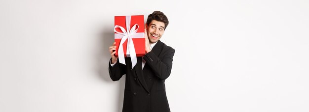 Free photo concept of christmas holidays celebration and lifestyle image of excited man enjoying new year shaki