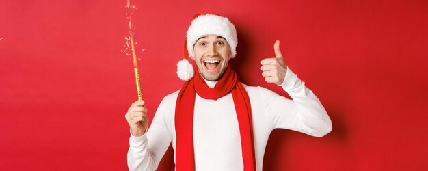 クリスマス冬の休日とお祝いのハンサムな男の概念新年を祝い、fu を持っています。