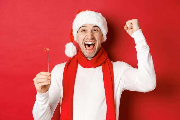 크리스마스 겨울 방학의 개념과 손을 올리는 흥분된 잘생긴 남자의 축하 초상화
