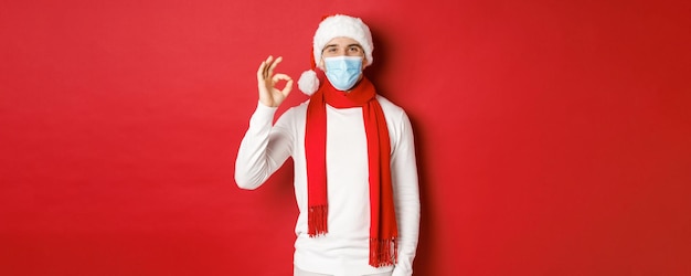 전염병 동안 covid 크리스마스와 휴일의 개념은 위생병에 있는 행복하고 만족스러운 남자의 초상화