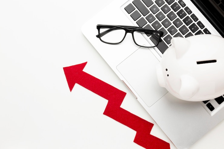 Free Photo concept of economy with piggy bank arrow
