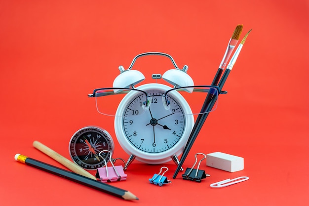 개념 교육 또는 비즈니스 알람 시계 및 교사 안경 다채로운에 고립 된 비즈니스 개체