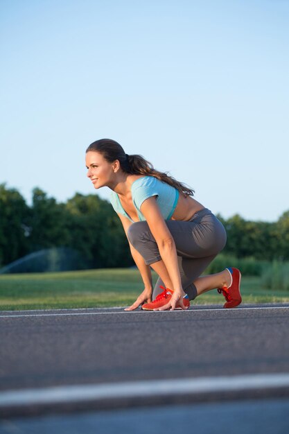 건강 바디 케어 스포츠 강도 가벼움의 개념 달리기 전에 워밍업하는 젊은 여성의 몸에 있는 Selflove 아침 달리기 가벼움