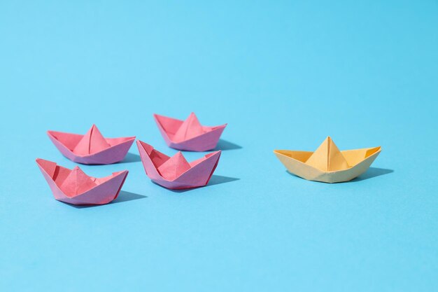 紙の船でのリーダーシップとビジネスの概念