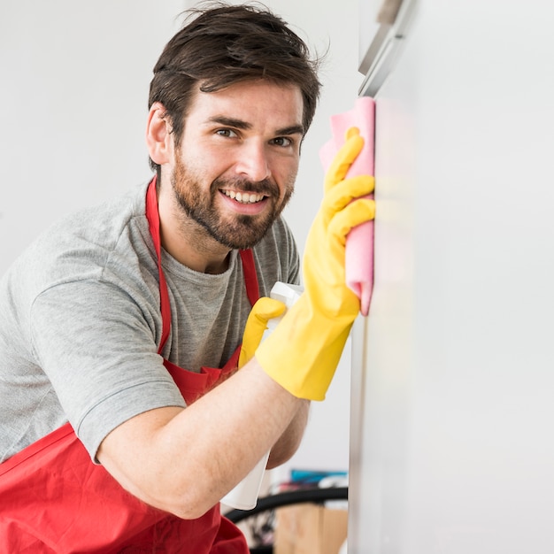 Concetto di uomo che pulisce la sua casa