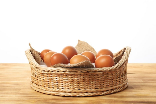 흰색 배경에 고립 된 천연 농산물 계란의 개념
