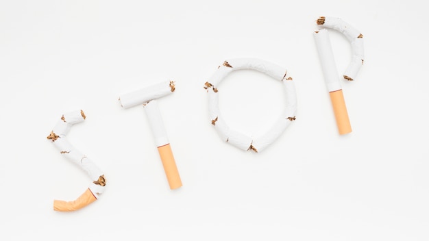흰색 배경에 대해 담배로 만든 금연 중지의 개념