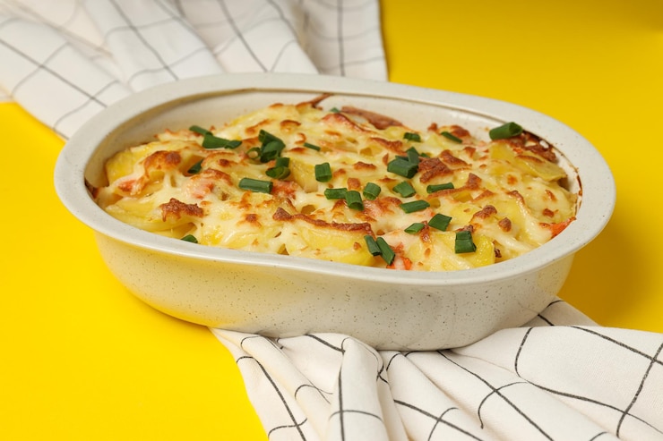 무료 Photo 맛있고 맛있는 집에서 만든 음식 감자 캐서롤의 개념