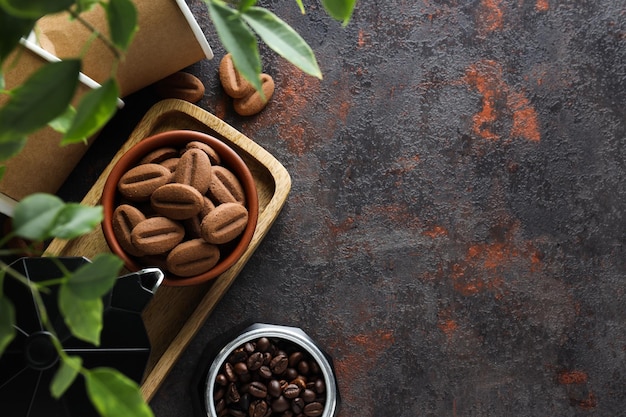 Foto gratuita concetto di gustoso spuntino per biscotti a bevanda calda a forma di semi di caffè