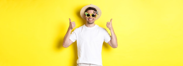 Foto gratuita concetto di turismo e stile di vita immagine di un turista sorridente che mostra il pollice in su che si gode il viaggio e consiglia