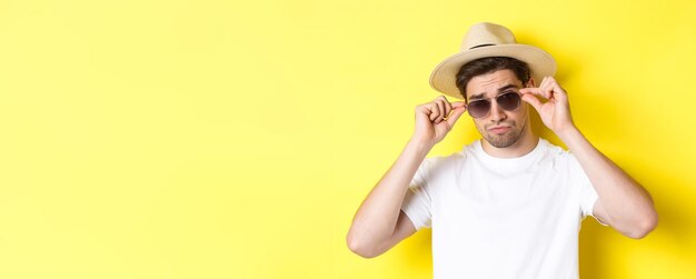 Free photo concept of tourism and vacation closeup of cool tourist enjoying holidays on trip wearing sunglasses