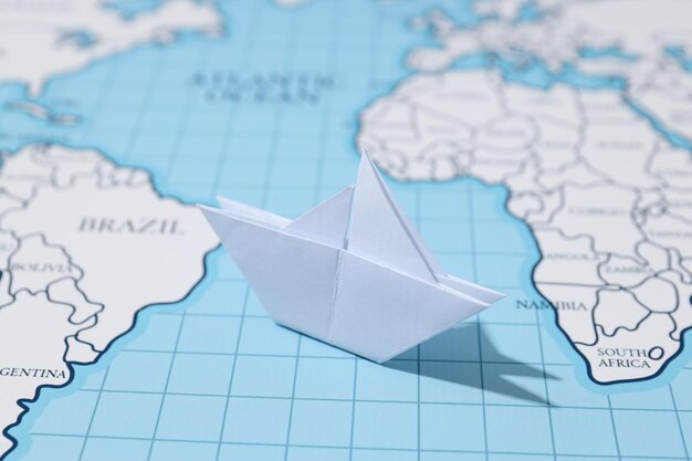 紙の船での旅行と冒険の概念