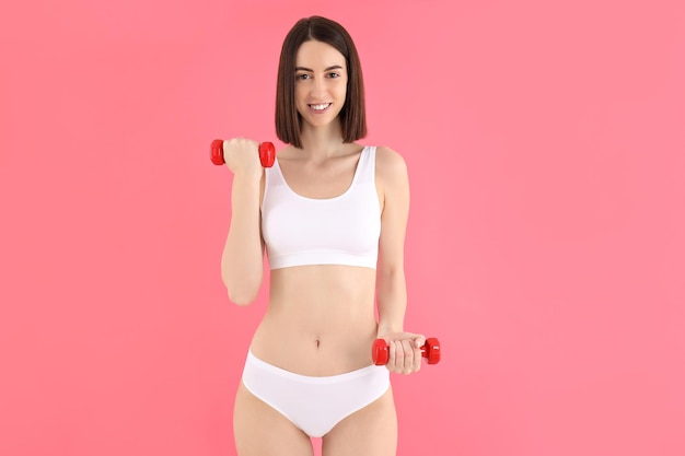 Concetto di giovane donna di perdita di peso su sfondo rosa Foto Gratuite