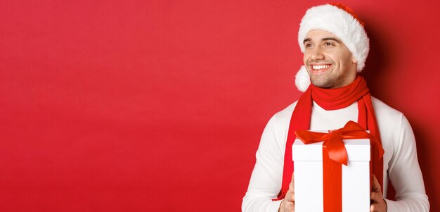 산타 모자와 스카프에 매력적인 남자의 겨울 휴가 크리스마스와 라이프 스타일 근접 촬영의 개념 ...