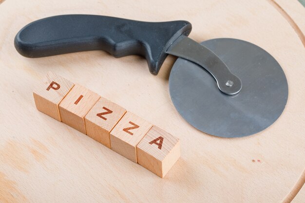 言葉、ピザカッターで木製のブロックで調理の概念。