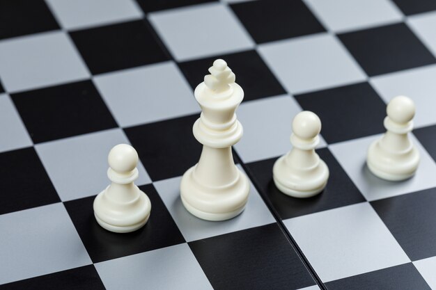 戦略とチェスの概念。チェッカーボード表面の高角度のビュー。横長画像
