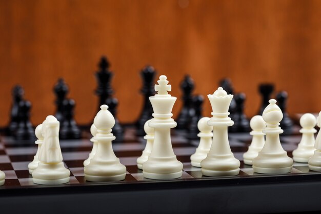 Концептуальные стратегии и шахматы. с шахматными фигурами вид сбоку. горизонтальное изображение