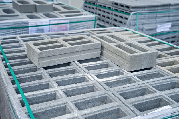 プレミアムベクター 建築材料 レンガ セメント 砂 軽量コンクリートブロック 白い背景の上の石の山 ベクトルイラスト