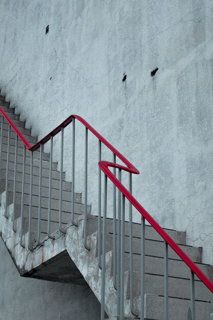 Бетонные лестницы с красными перилами