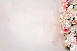Бесплатное фото Бетонная стена с цветами