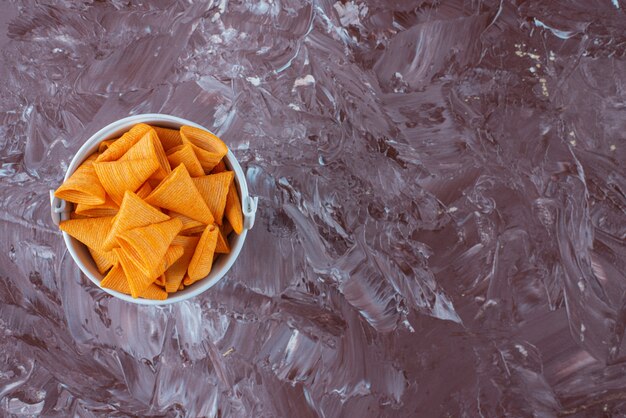 Chip di cono in un secchio su marmo.