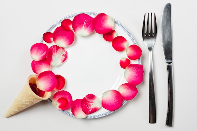 Foto gratuita cono e cerchio dai petali sul piatto