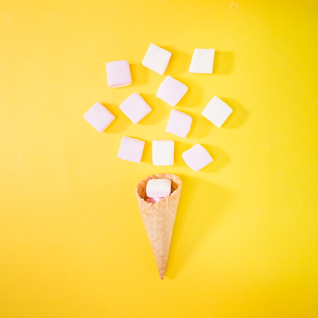 Free photo cone with marshmallows