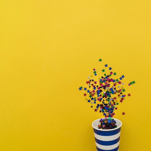 Confetti che cadono dalla tazza di carta