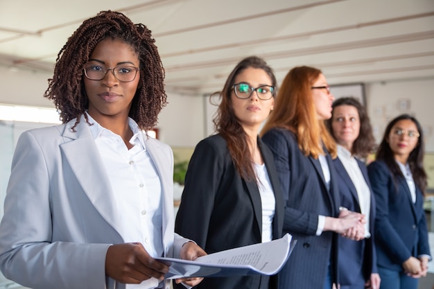 Free photo confident african american woman with paper documents