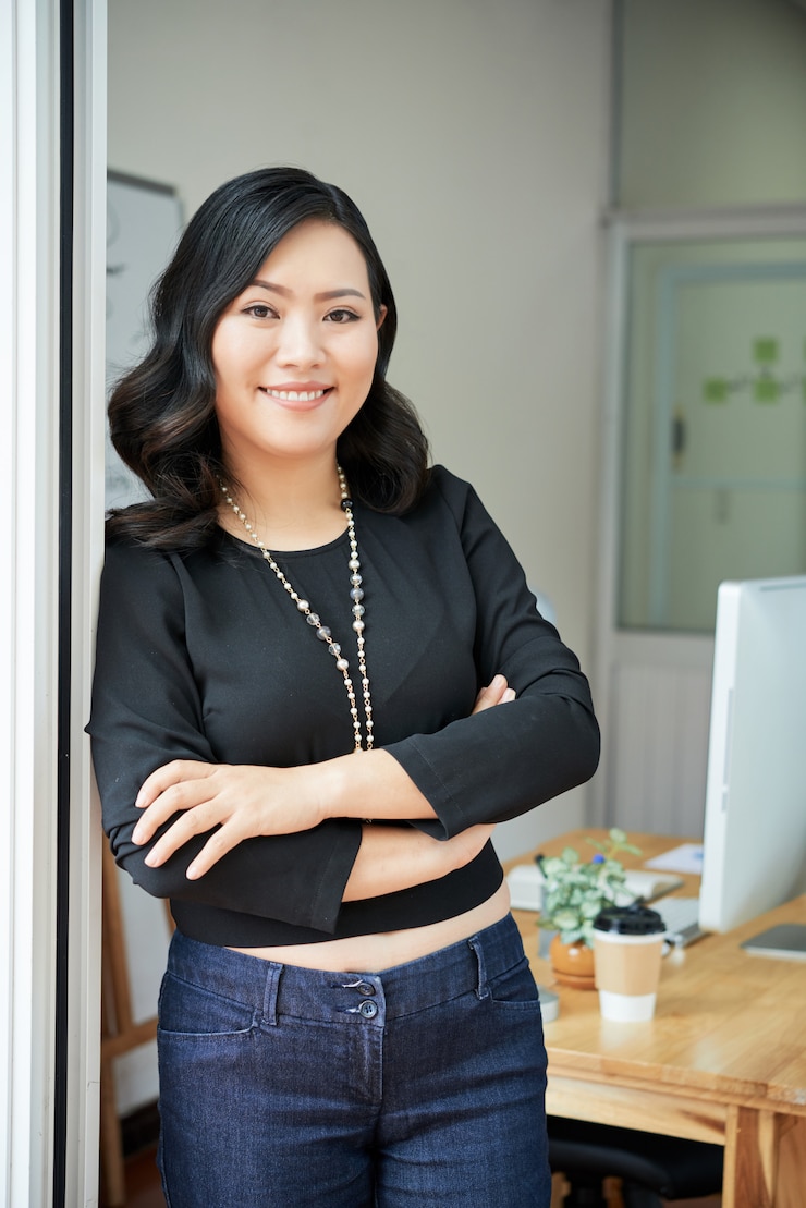 Free Photo confident business lady