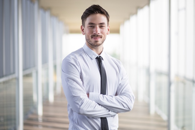 Free photo confident business leader crossing arms on chest