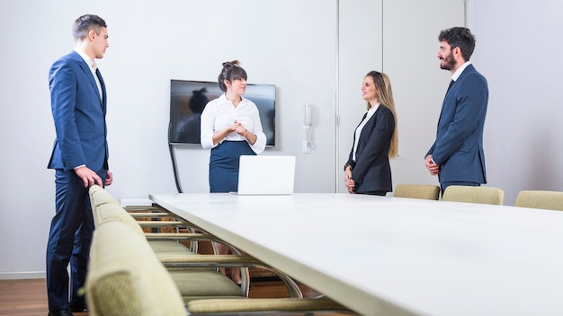 Free photo confident business people standing in the board meeting