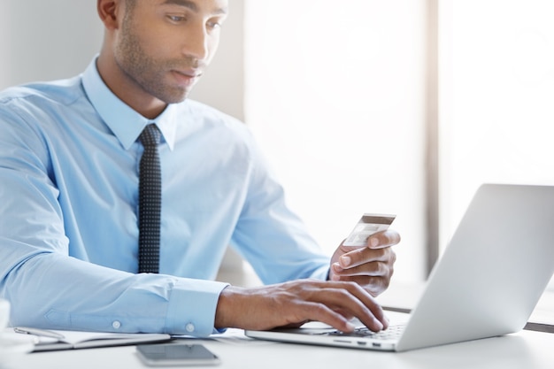 Free photo confident businessman working at the desk