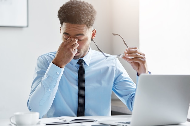 Free photo confident businessman working on his laptop