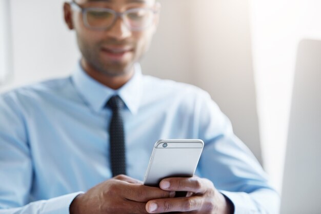 Free photo confident businessman working on his laptop