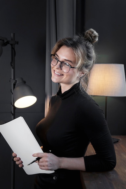 Foto gratuita distogliere lo sguardo della donna di affari sicura